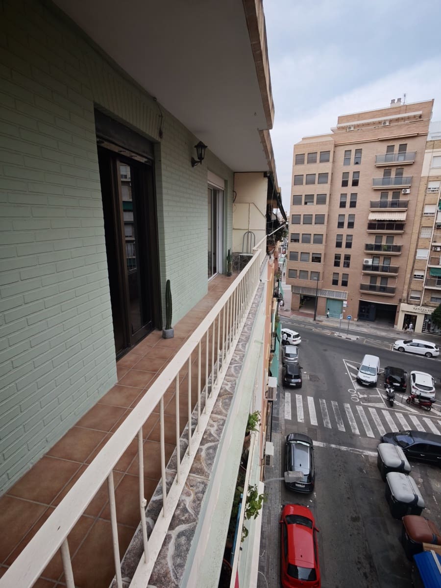 3 bedroom Apartment for rent in Valencia city - € 1,200 (Ref: 9948505)