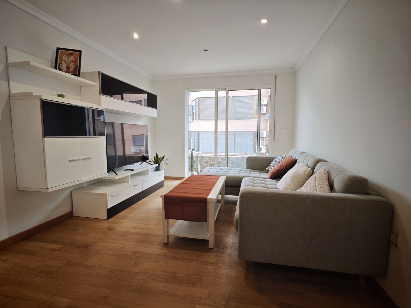 3 bedroom Apartment for rent in Valencia city - € 1,200 (Ref: 9948505)