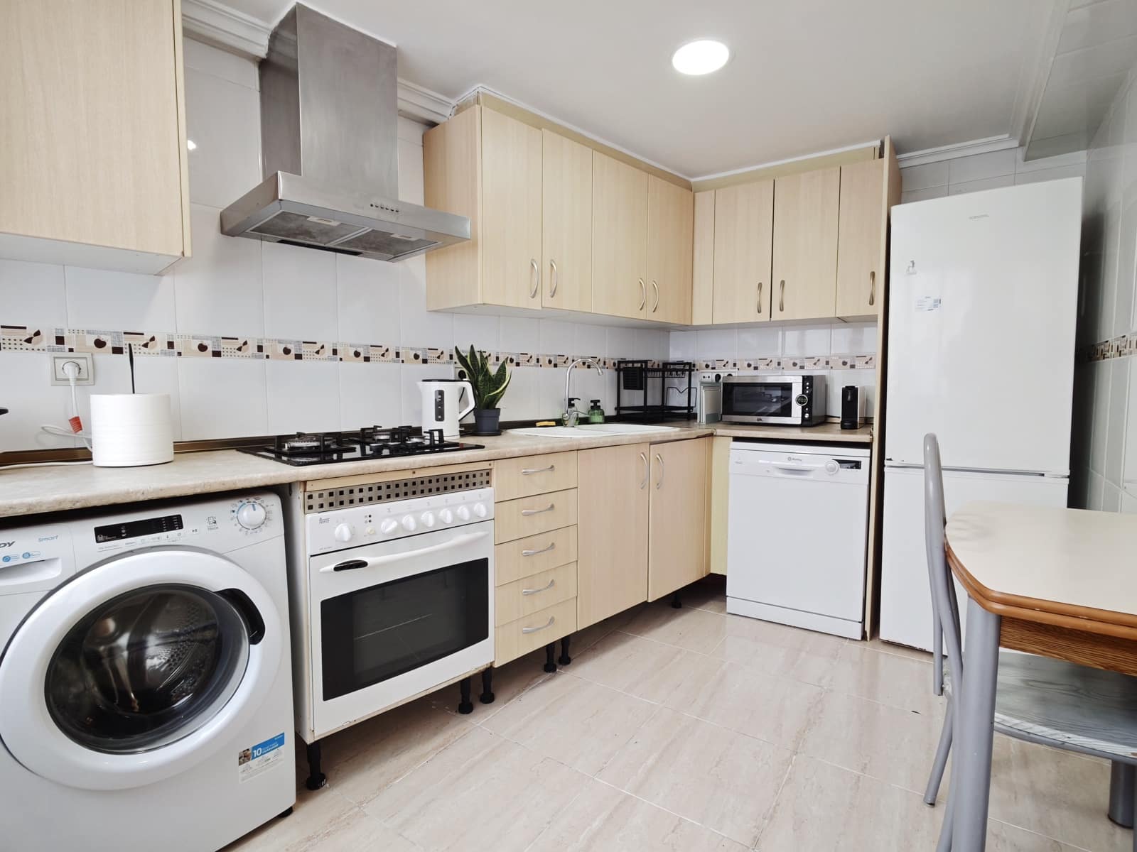 3 bedroom Apartment for rent in Valencia city - € 1,200 (Ref: 9948505)