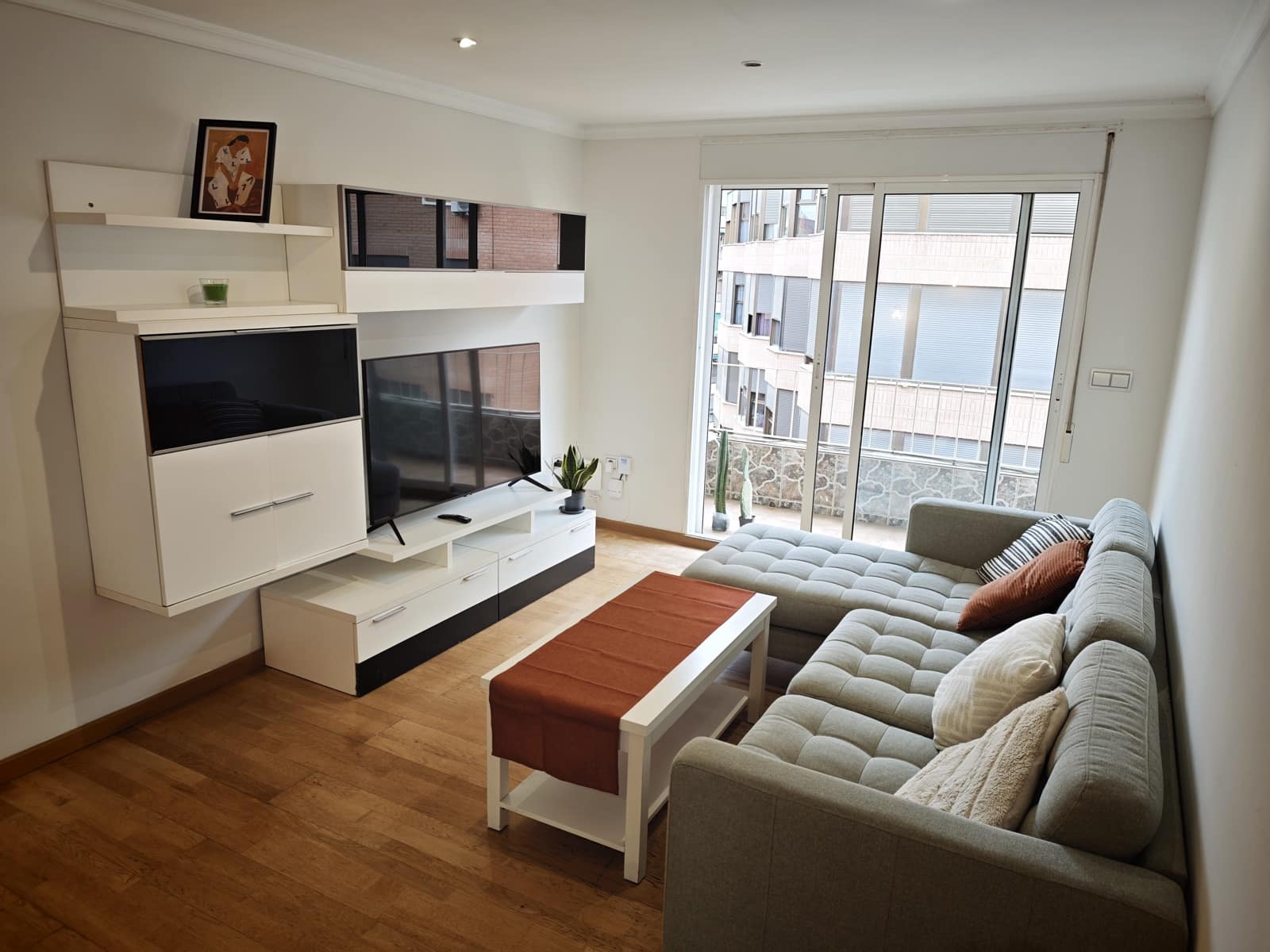 3 bedroom Apartment for rent in Valencia city - € 1,200 (Ref: 9948505)