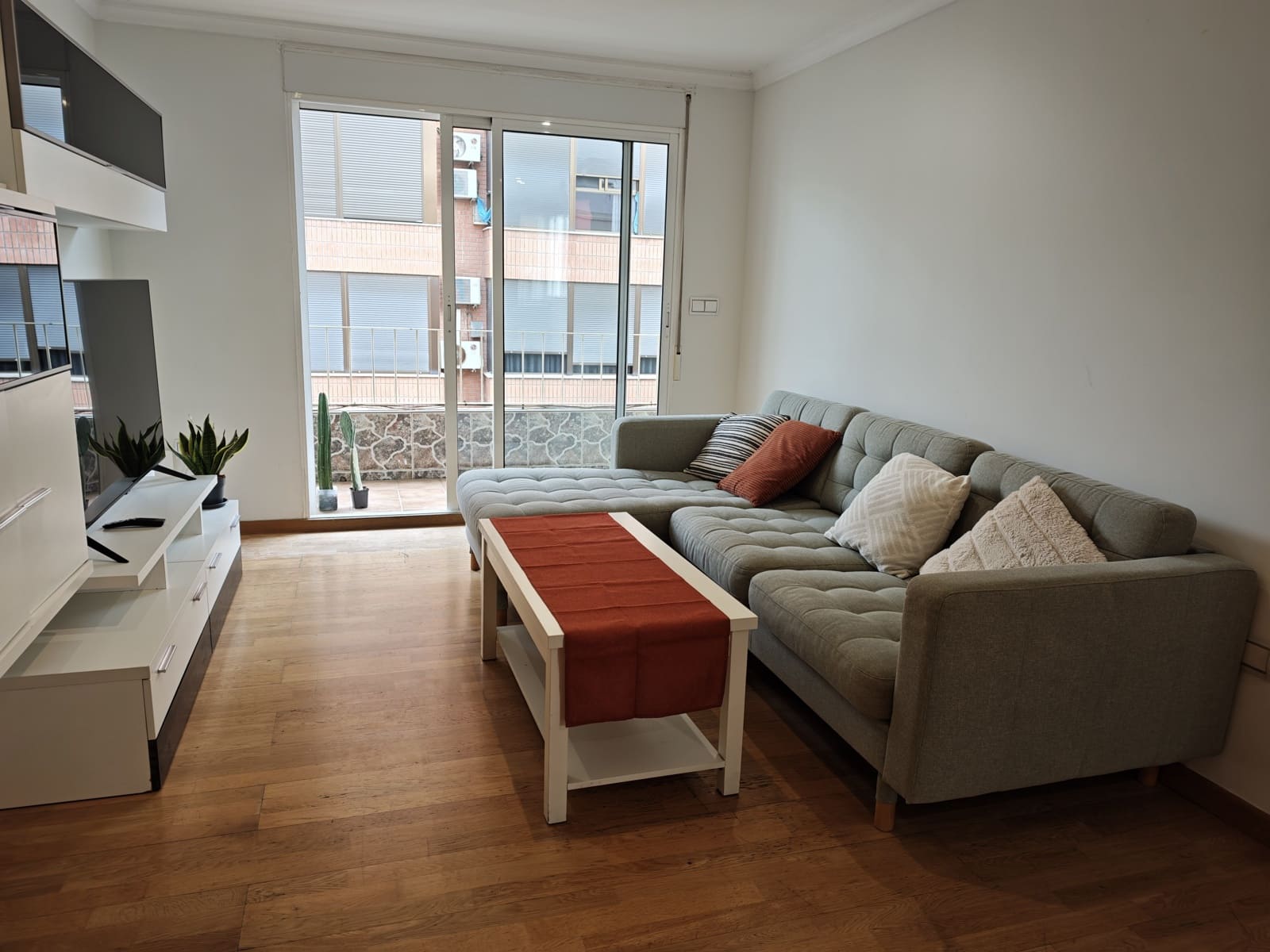 3 bedroom Apartment for rent in Valencia city - € 1,200 (Ref: 9948505)