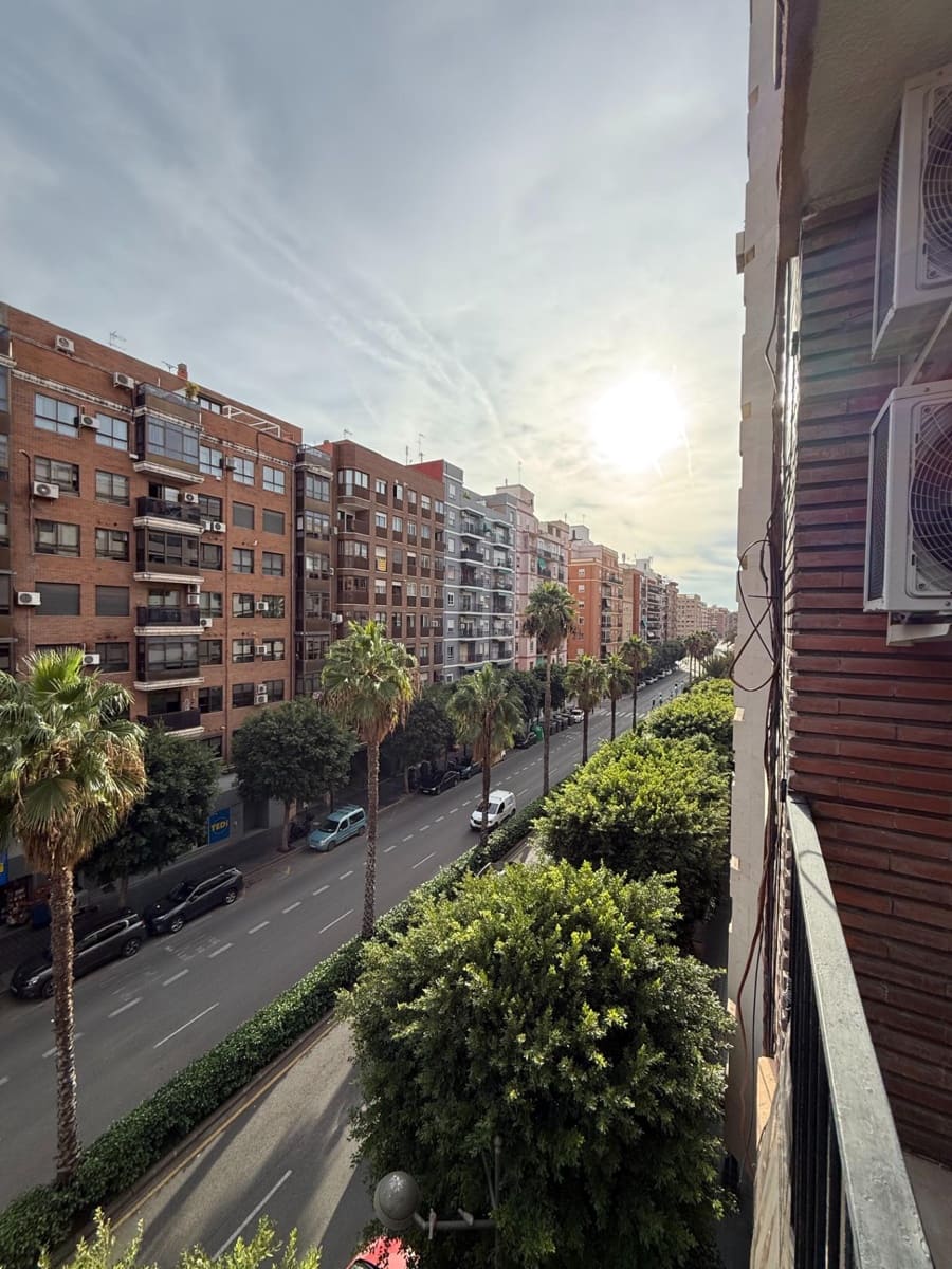 3 bedroom Flat for rent in Valencia city - € 1,900 (Ref: 10062381)