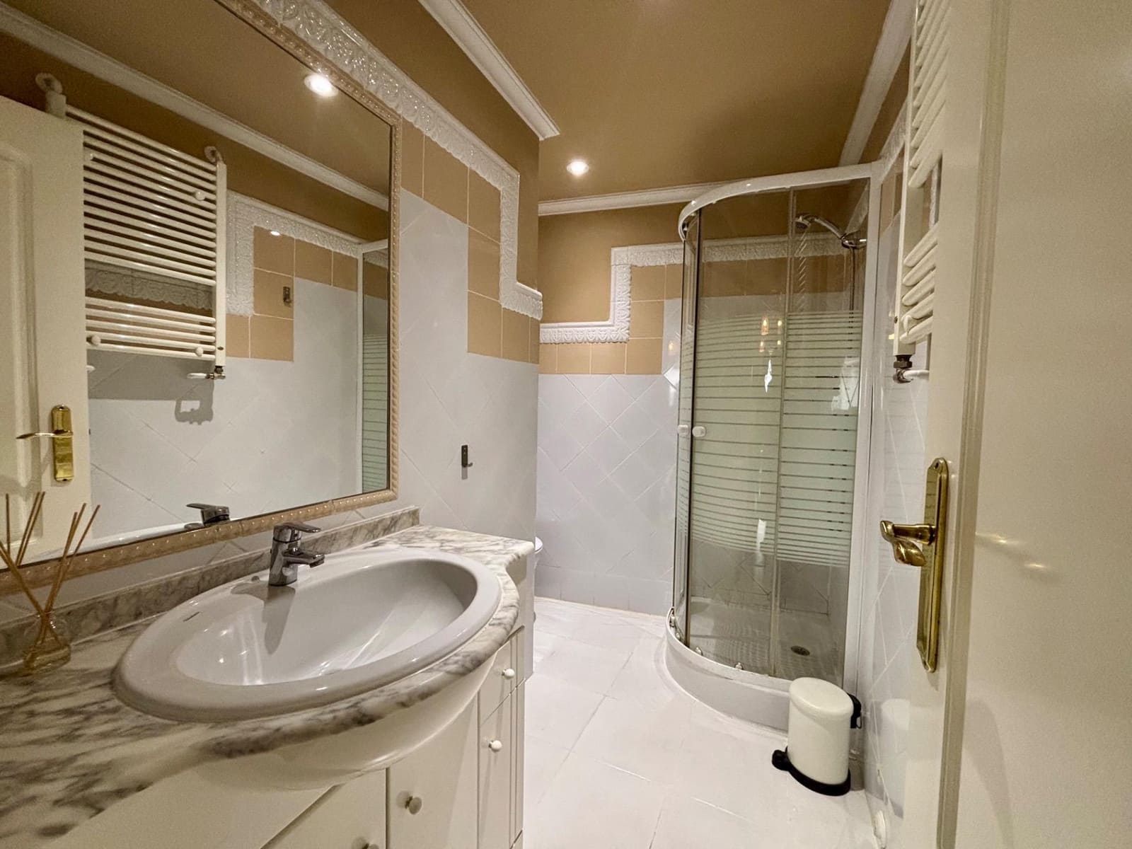 3 quarto Apartamento para arrendar em Valencia cidade - 3 200 € (Ref: 10115942)