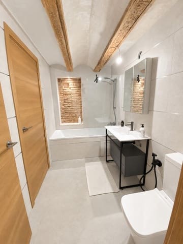 Piso de 3 habitaciones en Ciutat Vella, València ciudad en alquiler - 2.500 € (Ref: 10132070)