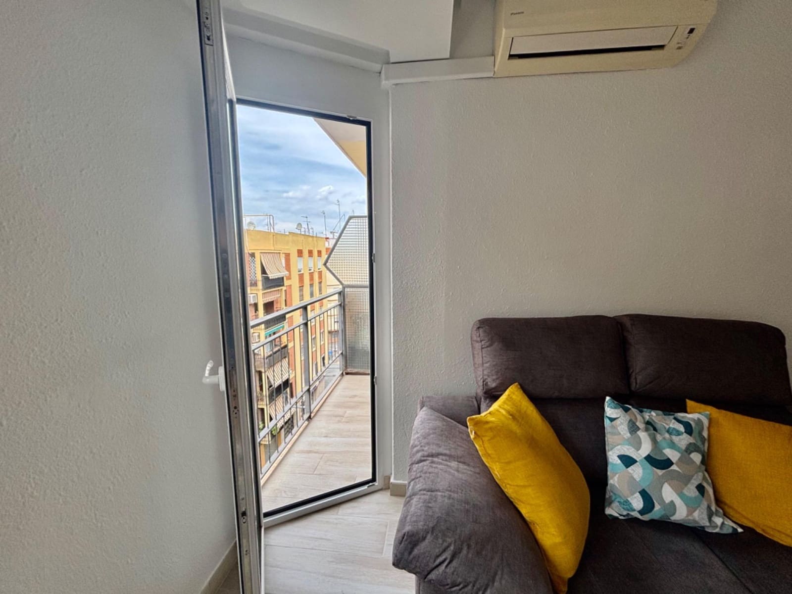 4 sypialnia Mieszkanie do wynajęcia w Miasto Walencja - 1 245 € (Ref: 9217435)