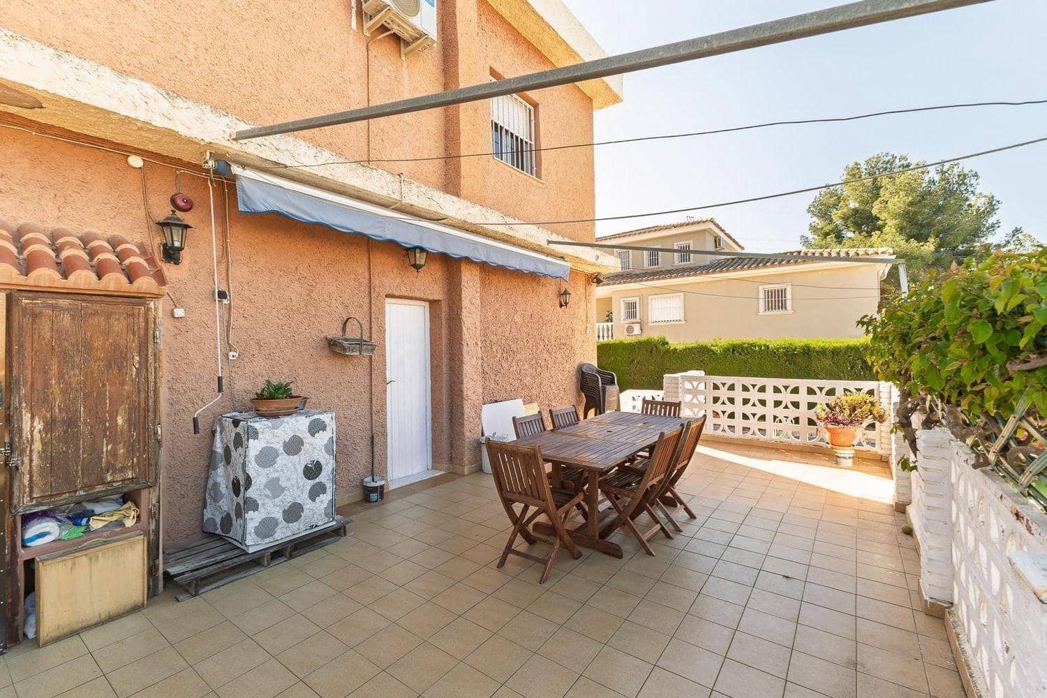 6 makuuhuone Huvila myytävänä paikassa La Canada mukana uima-altaan - 569 000 € (Ref: 9269765)