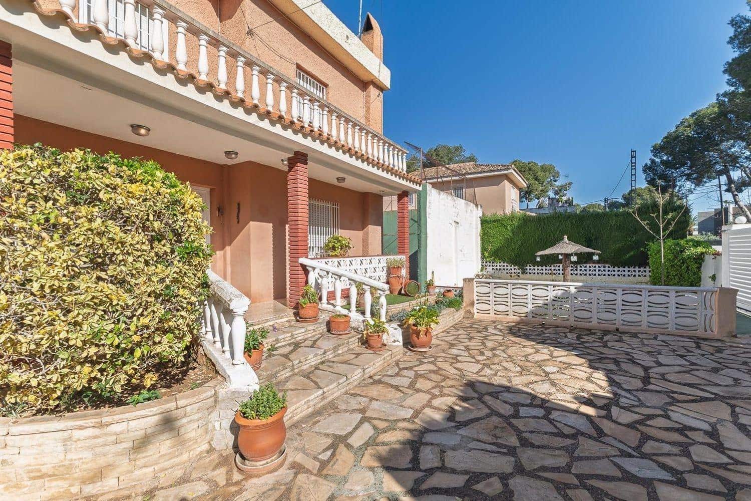 6 makuuhuone Huvila myytävänä paikassa La Canada mukana uima-altaan - 569 000 € (Ref: 9269765)