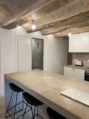3 quarto Apartamento para arrendar em Ciutat Vella, Valência cidade - 2 500 € (Ref: 9387953)