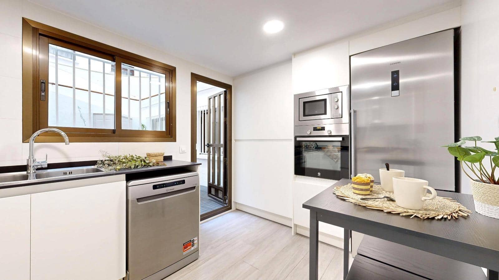 4 makuuhuone Huoneisto vuokrattavana paikassa Valencia kaupunki - 2 100 € (Ref: 9396033)