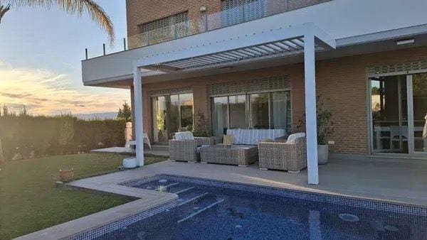 4 soveværelse Rækkehus til salg i San Antonio de Benagéber med swimmingpool garage - € 580.000 (Ref: 9415983)