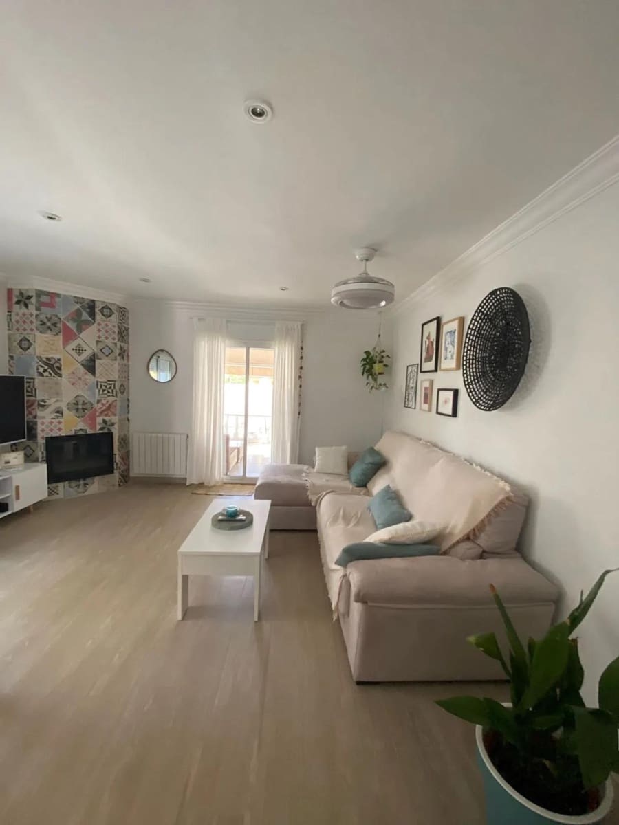 3 bedroom Villa for rent in La Pobla de Vallbona with garage - € 2,000 (Ref: 9437141)