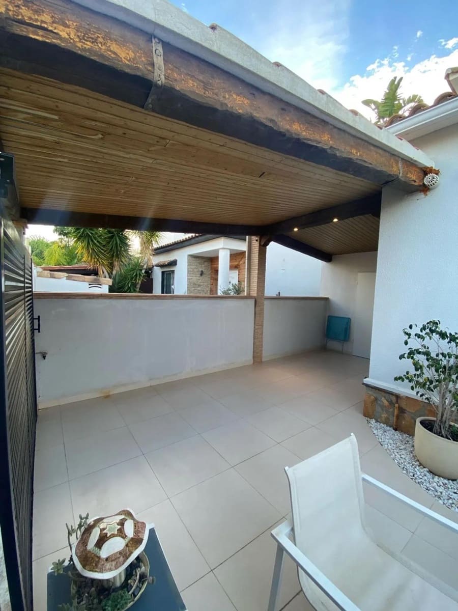 3 bedroom Villa for rent in La Pobla de Vallbona with garage - € 2,000 (Ref: 9437141)