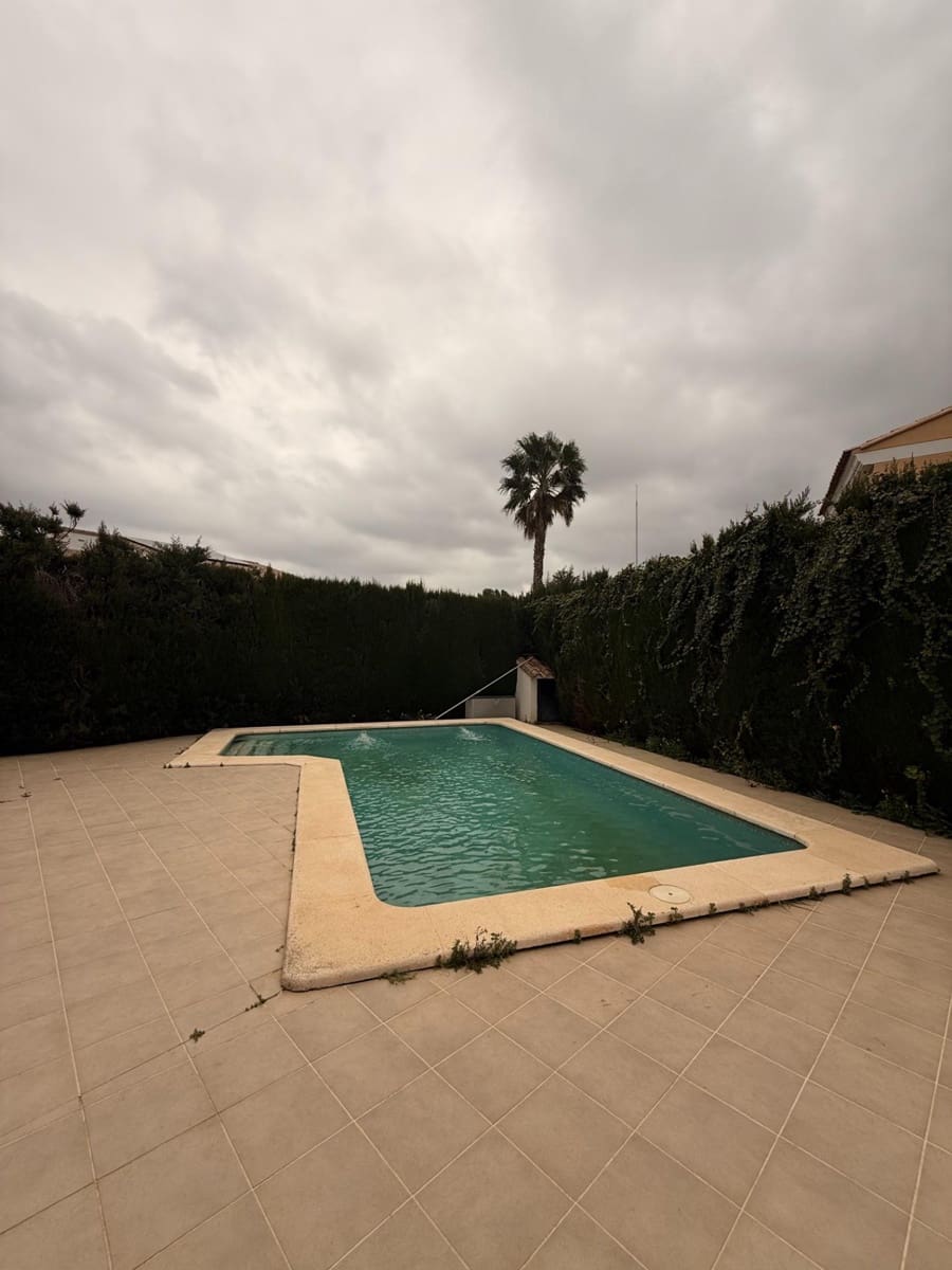 Chalet de 4 habitaciones en La Cañada en alquiler con piscina - 2.600 € (Ref: 9605012)