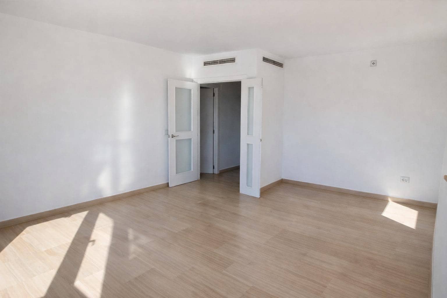 3 slaapkamer Flat te huur in Valencia stad met zwembad - € 2.700 (Ref: 9666544)