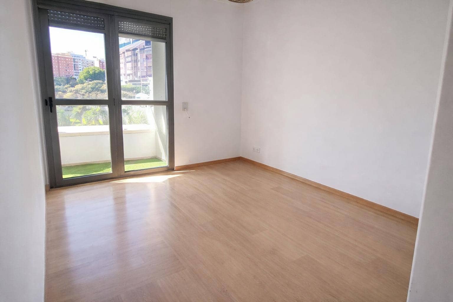 3 slaapkamer Flat te huur in Valencia stad met zwembad - € 2.700 (Ref: 9666544)
