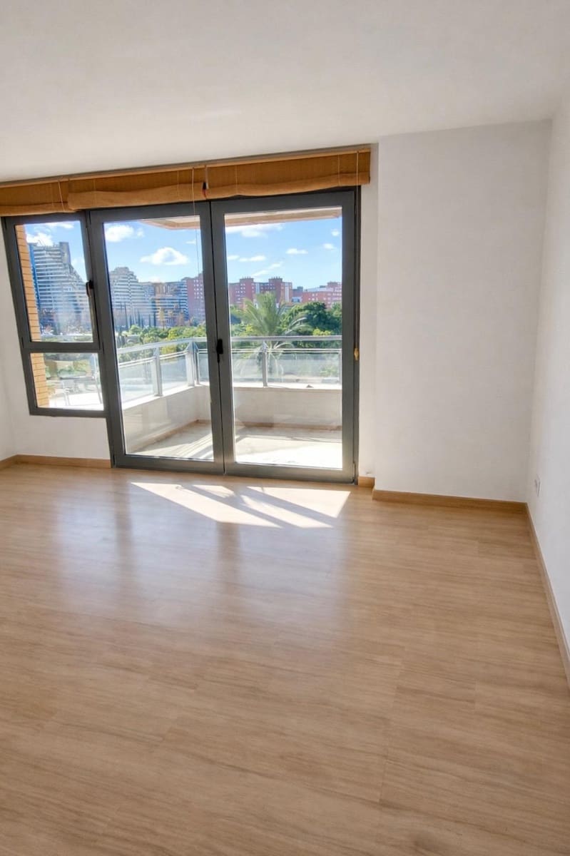 3 slaapkamer Flat te huur in Valencia stad met zwembad - € 2.700 (Ref: 9666544)