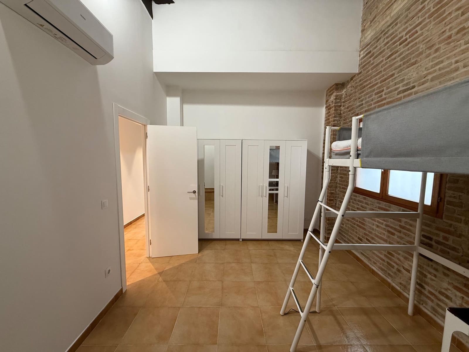 4 slaapkamer Flat te huur in Valencia stad - € 4.500 (Ref: 9755710)