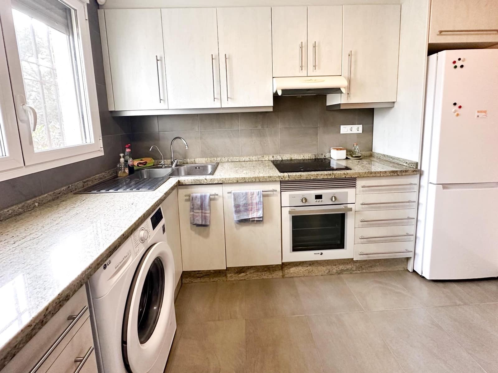 3 bedroom Semi-detached Villa for rent in Riba-roja de Turia with pool - € 2,500 (Ref: 9755711)