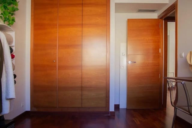 2 makuuhuone Kattohuoneisto vuokrattavana paikassa Torrefiel, Valencia kaupunki mukana 
autotalli - 2 200 € (Ref: 9778171)