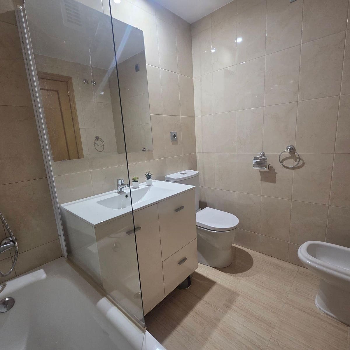 3 slaapkamer Flat te huur in Valencia stad met zwembad garage - € 2.300 (Ref: 9797147)