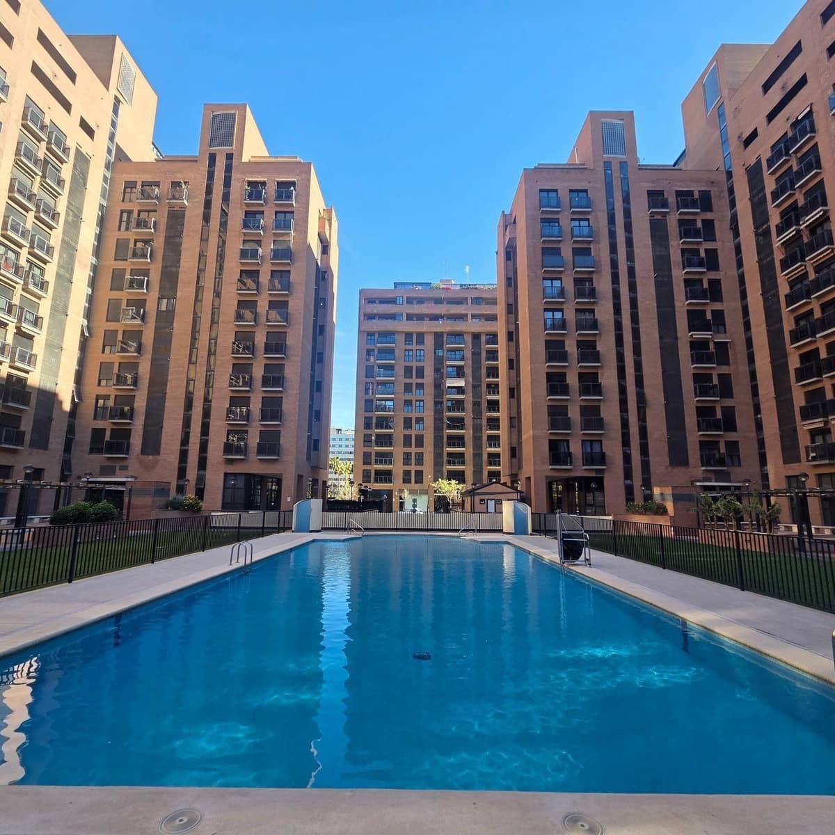 3 slaapkamer Flat te huur in Valencia stad met zwembad garage - € 2.300 (Ref: 9797147)