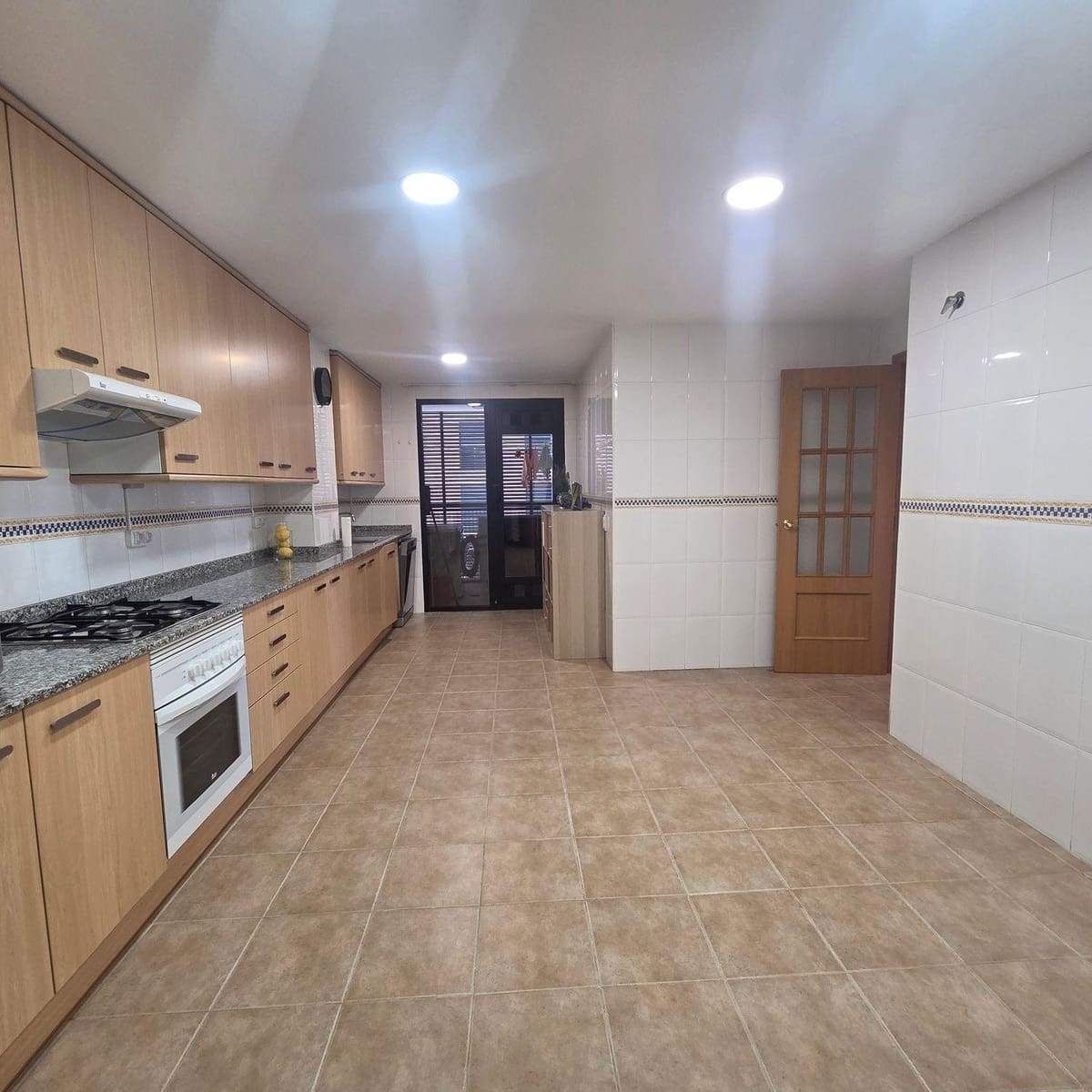 3 slaapkamer Flat te huur in Valencia stad met zwembad garage - € 2.300 (Ref: 9797147)