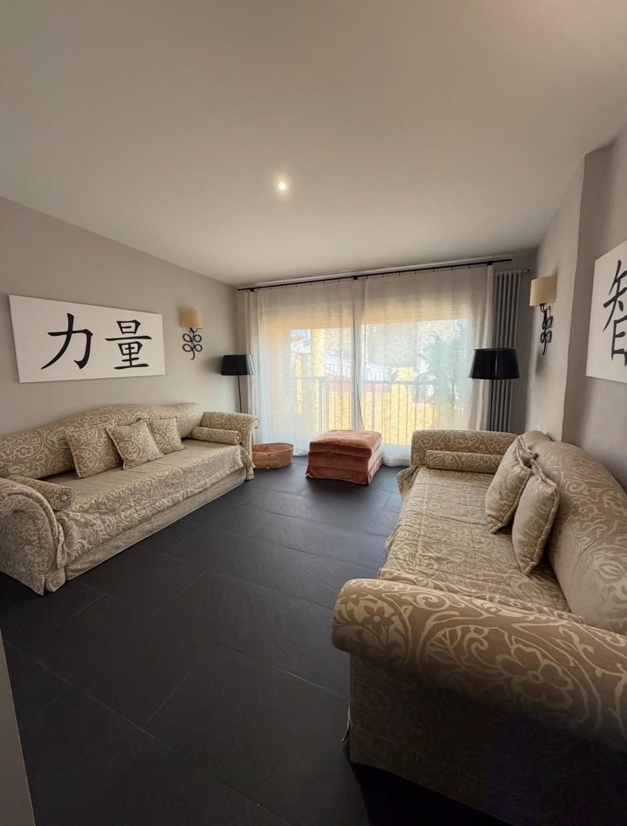 2 bedroom Flat for rent in Valencia city - € 3,000 (Ref: 9836690)