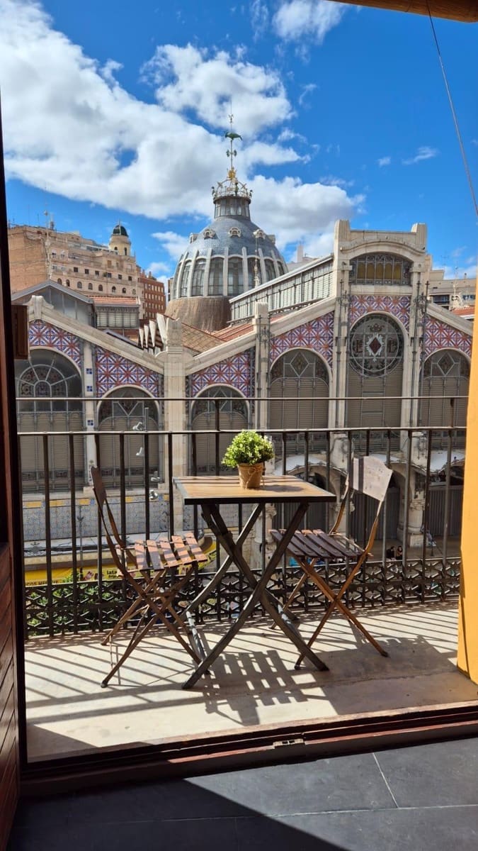 2 bedroom Flat for rent in Valencia city - € 3,000 (Ref: 9836690)