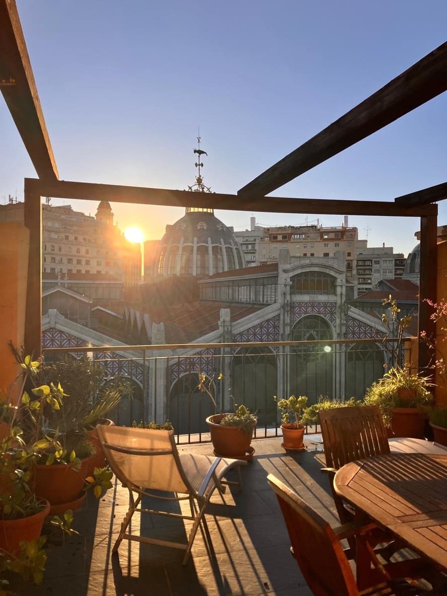2 bedroom Flat for rent in Valencia city - € 3,000 (Ref: 9836690)