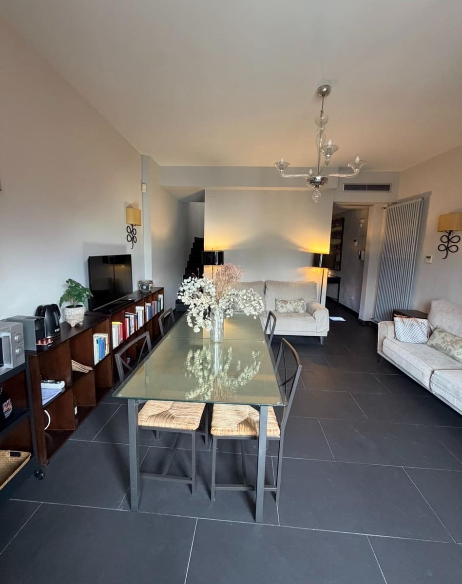 2 bedroom Flat for rent in Valencia city - € 3,000 (Ref: 9836690)