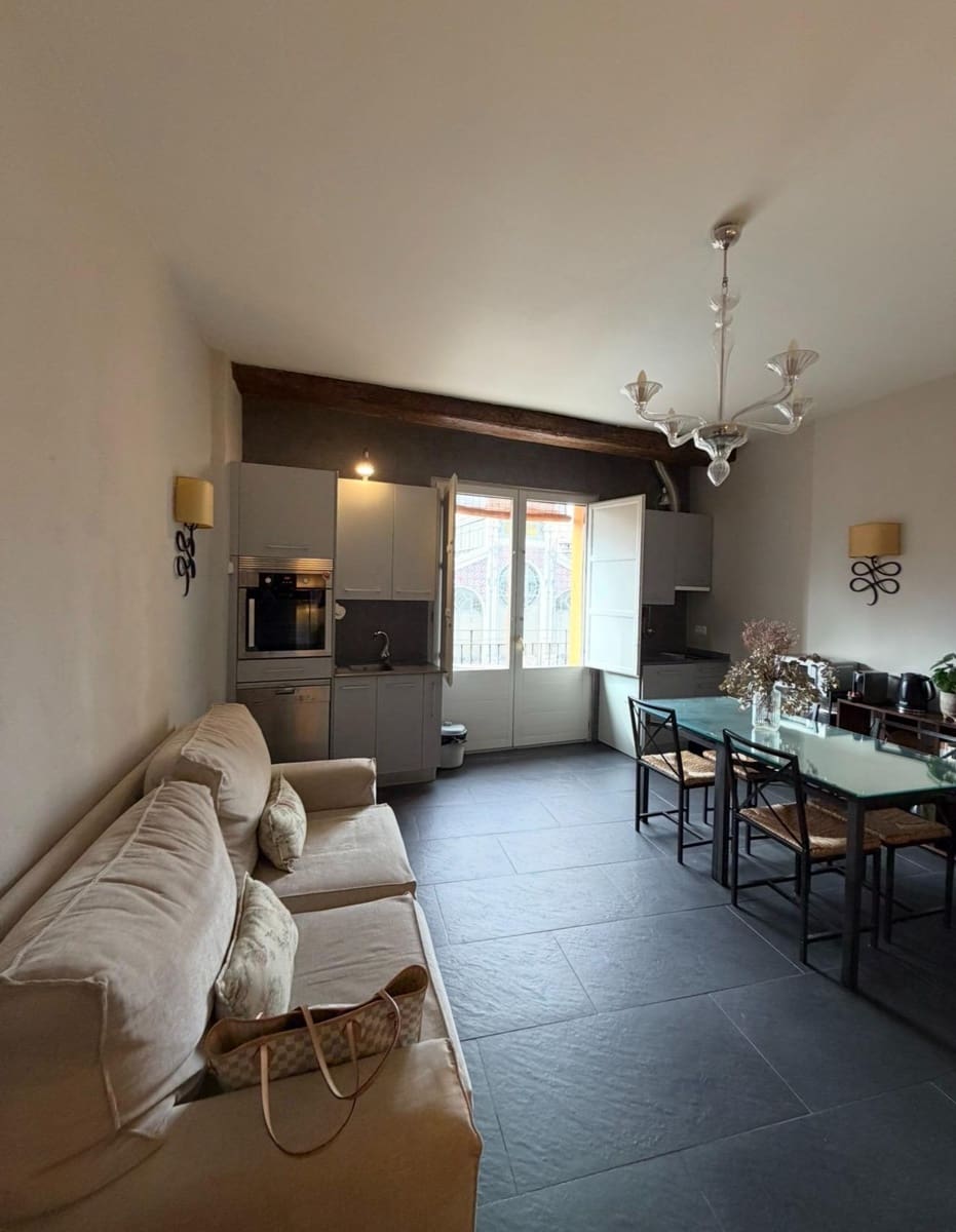 2 bedroom Flat for rent in Valencia city - € 3,000 (Ref: 9836690)