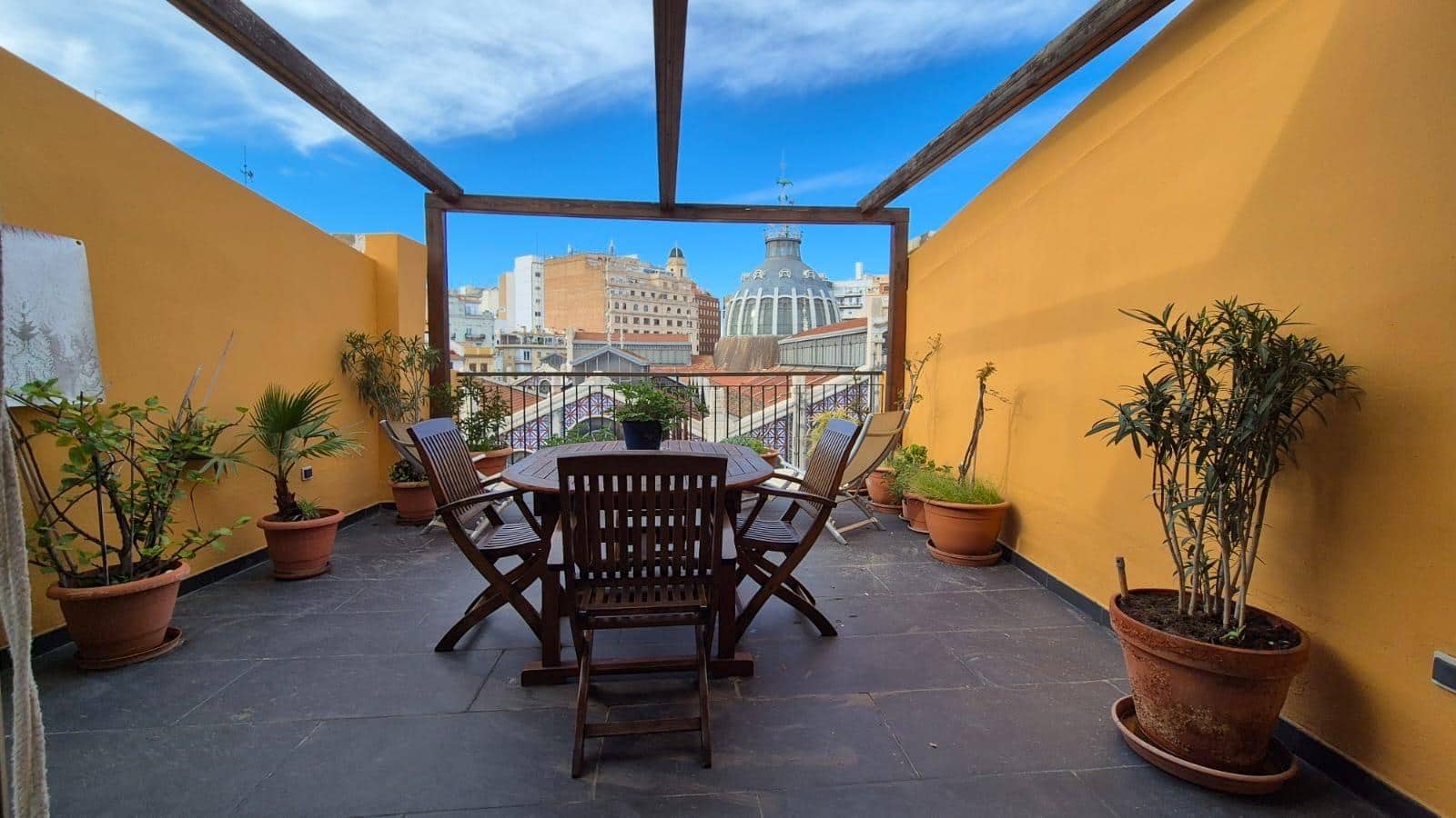 2 bedroom Flat for rent in Valencia city - € 3,000 (Ref: 9836690)