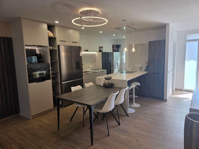 4 quarto Moradia em Banda para arrendar em San Antonio de Benagéber - 2 300 € (Ref: 9893910)