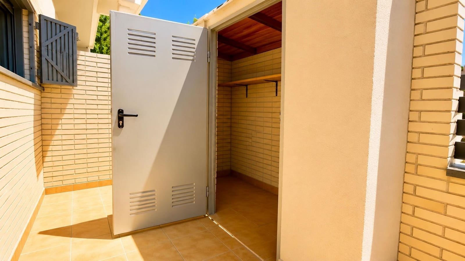 3 bedroom Apartment for sale in Paterna with pool - € 420,000 (Ref: 9893911)
