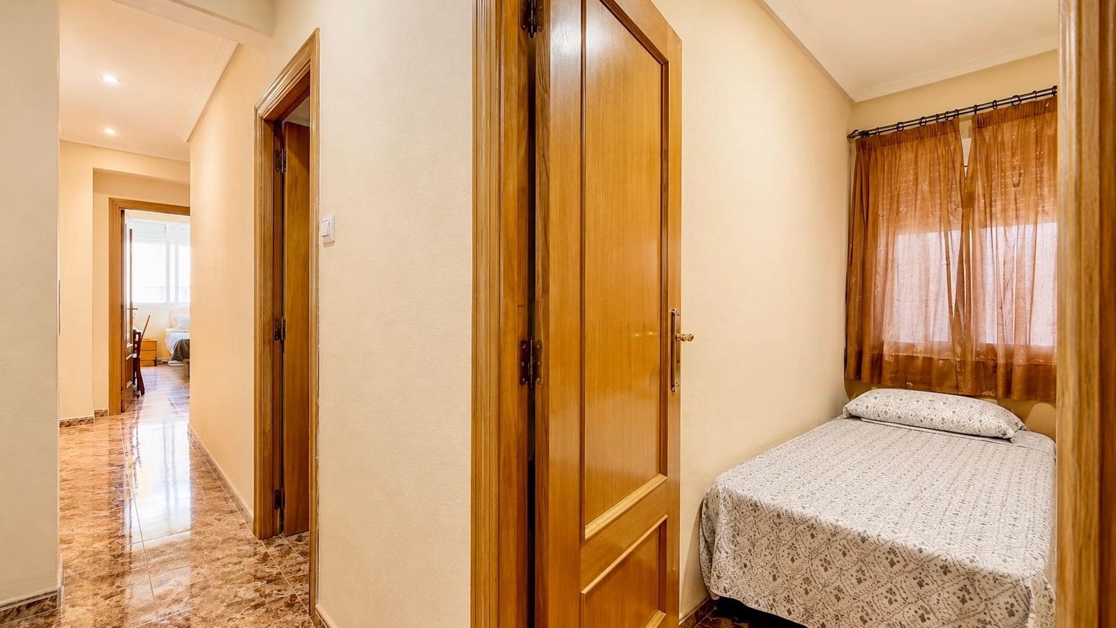 Piso de 3 habitaciones en València ciudad en venta - 240.000 € (Ref: 9903972)
