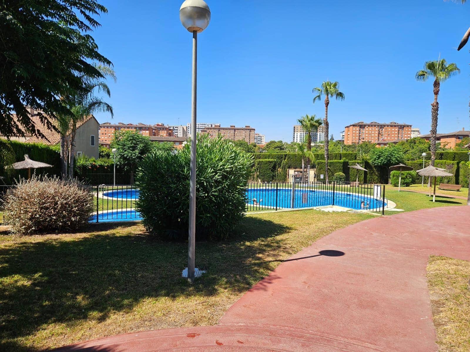 4 bedroom Semi-detached Villa for rent in Paterna with pool garage - € 2,900 (Ref: 9947960)
