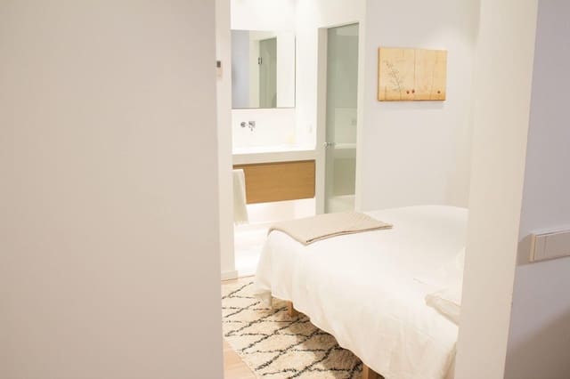 Lejlighed til leje i Ciutat Vella, Valencia by - € 1.750 (Ref: 9973351)