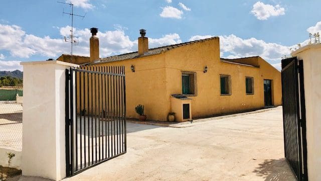 4 slaapkamer Finca/Landhuis te koop in Yecla met zwembad garage - € 275.000 (Ref: 9099480)