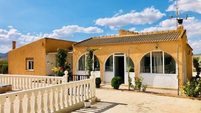 4 sypialnia Finka/Dom wiejski na sprzedaż w Yecla z basenem garażem - 275 000 € (Ref: 9099480)