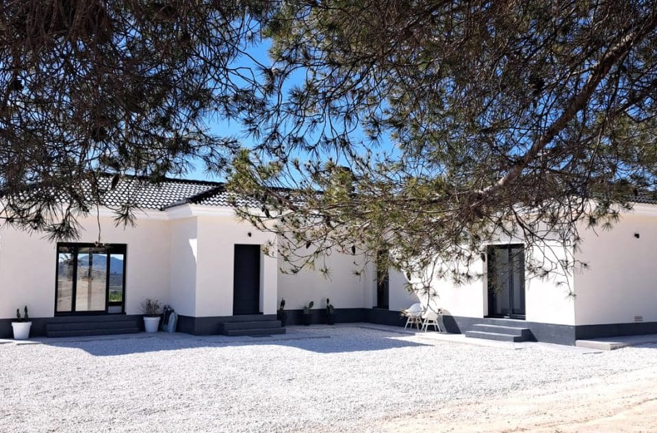 4 slaapkamer Villa te koop in Pinoso met zwembad garage - € 549.000 (Ref: 9099636)