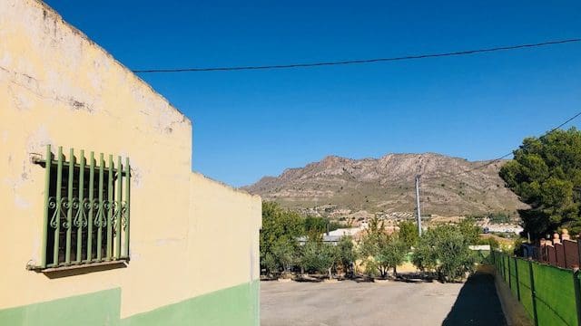 4 slaapkamer Finca/Landhuis te koop in Yecla met garage - € 151.000 (Ref: 9101707)