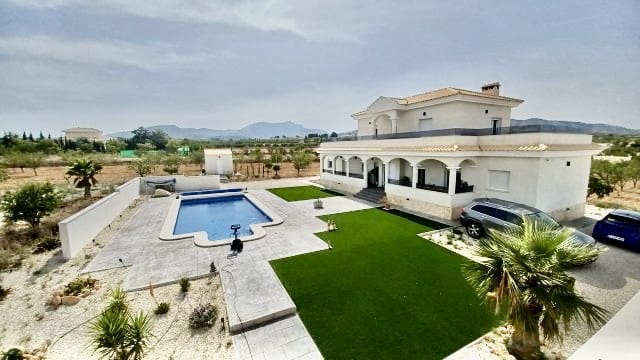 6 Zimmer Villa zu verkaufen in Pinoso mit Pool - 699.000 € (Ref: 9101807)
