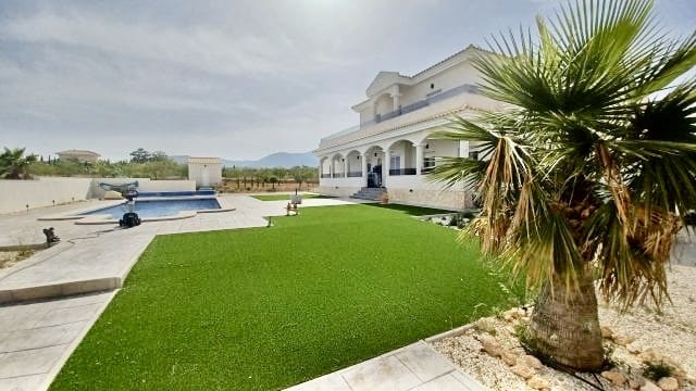 6 Zimmer Villa zu verkaufen in Pinoso mit Pool - 699.000 € (Ref: 9101807)