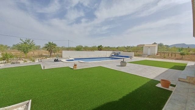 6 Zimmer Villa zu verkaufen in Pinoso mit Pool - 699.000 € (Ref: 9101807)