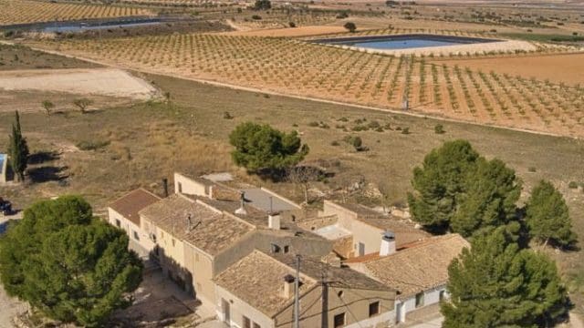 4 slaapkamer Finca/Landhuis te koop in Yecla met garage - € 62.000 (Ref: 9101860)