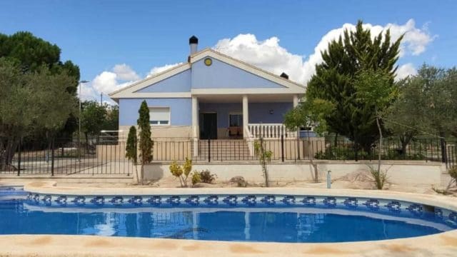 5 slaapkamer Villa te koop in Yecla met zwembad - € 360.000 (Ref: 9172588)