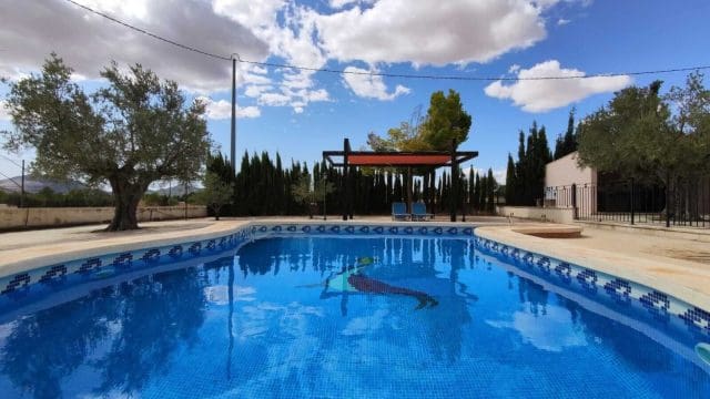 5 Zimmer Villa zu verkaufen in Yecla mit Pool - 360.000 € (Ref: 9172588)