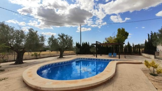 5 Zimmer Villa zu verkaufen in Yecla mit Pool - 360.000 € (Ref: 9172588)