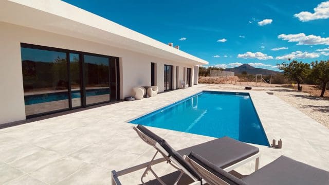 Villa til salg i Macisvenda med swimmingpool garage - € 245.950 (Ref: 9308136)