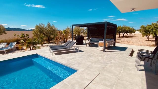 Villa til salg i Macisvenda med swimmingpool garage - € 245.950 (Ref: 9308136)